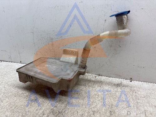 VW Golf 2011 MK6 Windscreen Washer Bottle With Motor